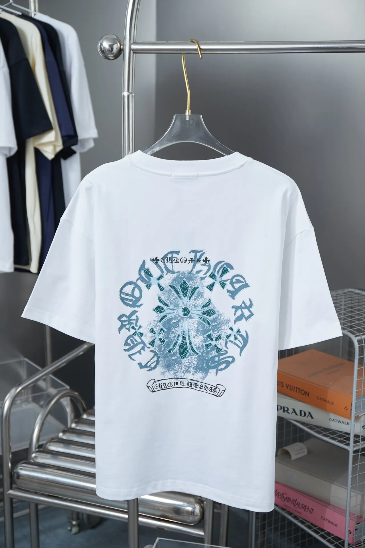 🅿️190 Ch*ome Hearte 25SS early spring new style Crow heart graffiti printed hot diamond short sleeves Light luxury essential item for daily commuting for men and women Correct version Welcome to compare Detailed features · 320g 100% pure cotton double yarn jersey fabric · Custom dyed in the same cylinder, special thickened 32 pieces double-strand 1X1 thread · Digital direct printing ➕Imported Australian pearlescent diamonds · Double needle stitching and cross-stitch technology · Original main mark, washed tag, brand moisture-proof paper packaging Color: black/white Size: S/M/L/XL